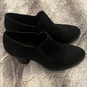 🖤 White Mountain Faux Suede Booties – Size 11 – Chunky Heel, EUC